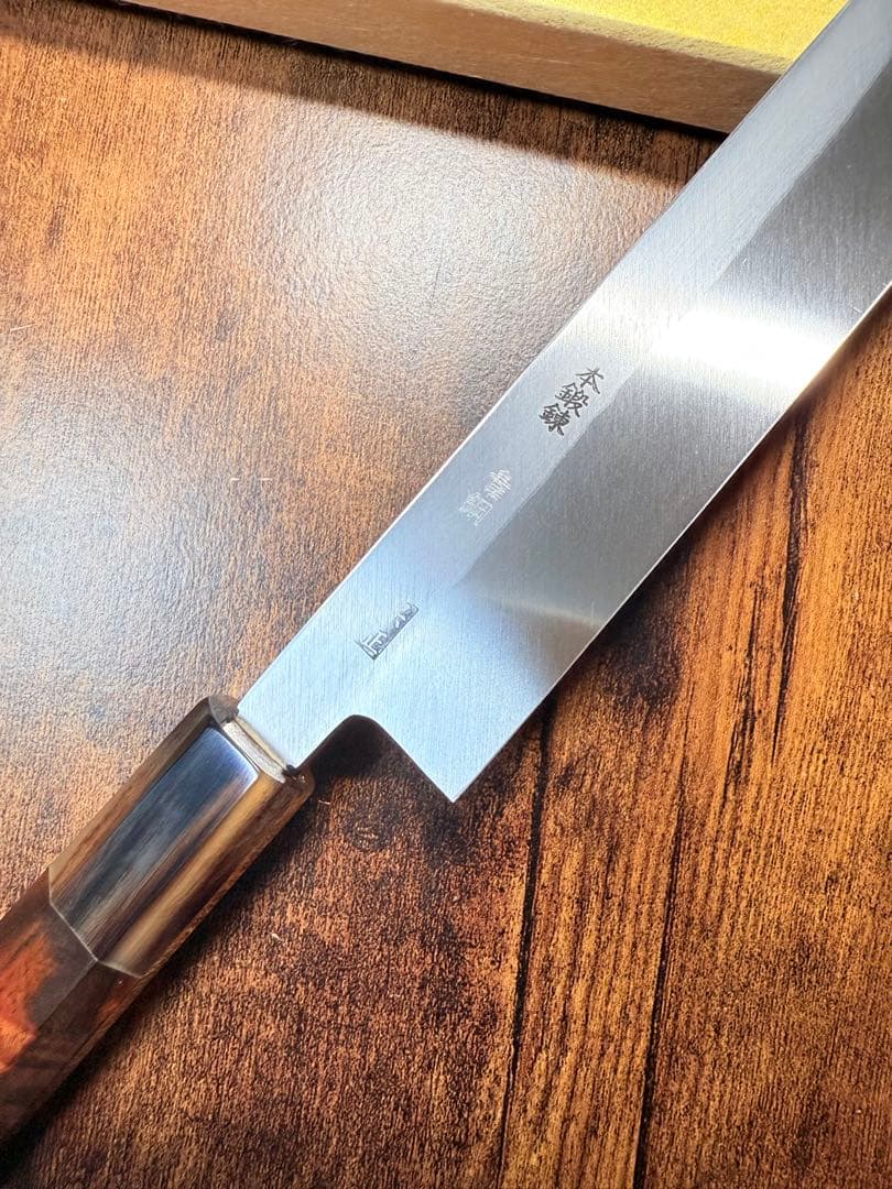 郷右馬允義弘造　左用　刺身 柳刃　包丁 青鋼 9寸　山脇刃物　紫檀白水牛八角柄