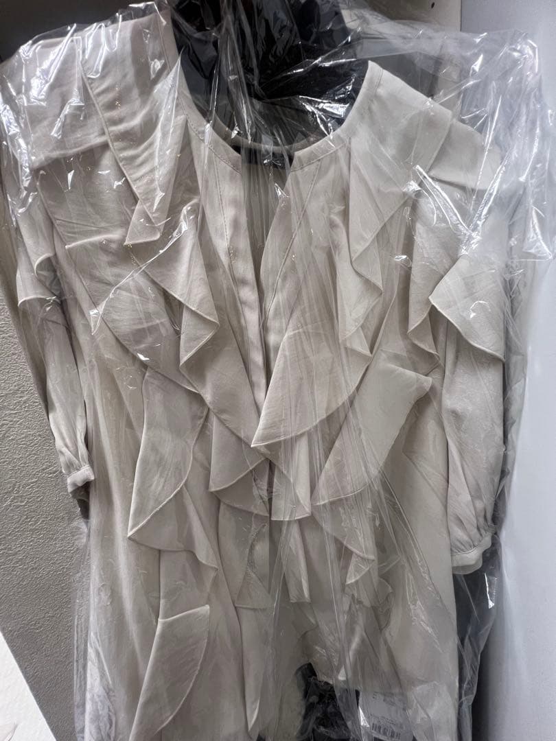 アプワイザーリッシェ　シアーフリル5分袖ブラウス グレージュ S 新品タグ付き！