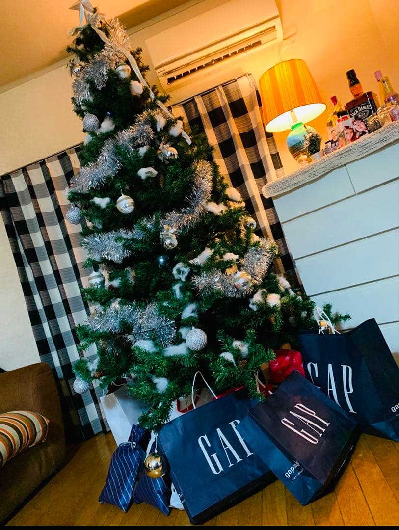 ステッチオーナメント付きの約210cmのクリスマスツリー