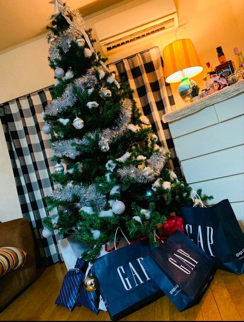 ステッチオーナメント付きの約210cmのクリスマスツリー