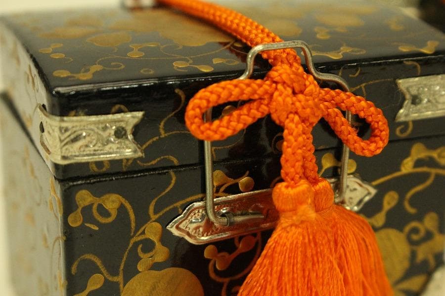 ミニチュア 雛道具 木製 蒔絵家具 重箱 針 鏡 揃い セット(ZE359)