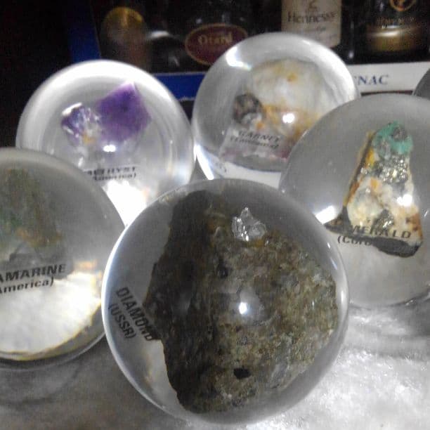 ！！誕生石の原石です。母岩着き観賞用です。