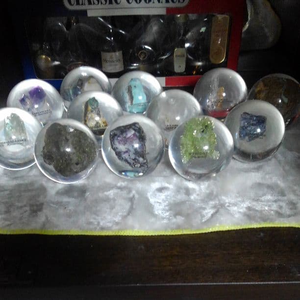 ！！誕生石の原石です。母岩着き観賞用です。