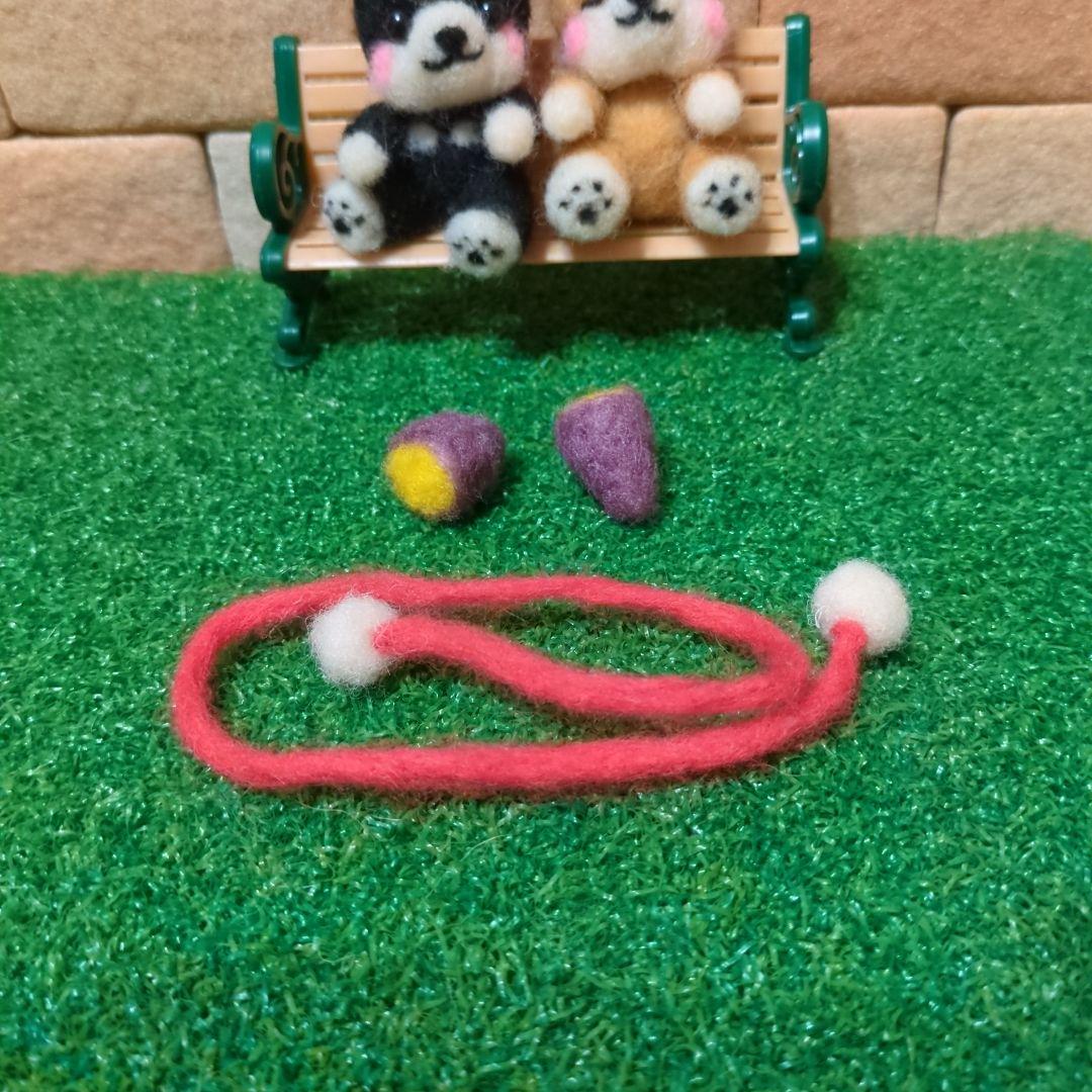 焼き芋を分けあうあつあつ柴さん　　羊毛フェルト