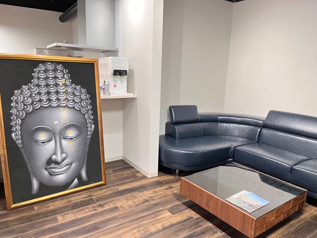 大仏様、金の涙（壁画）