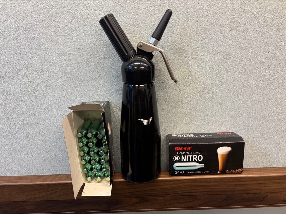 ナイトロホイッパー ブラック 24個チャージャー付き　おまけで開封済み18個付き