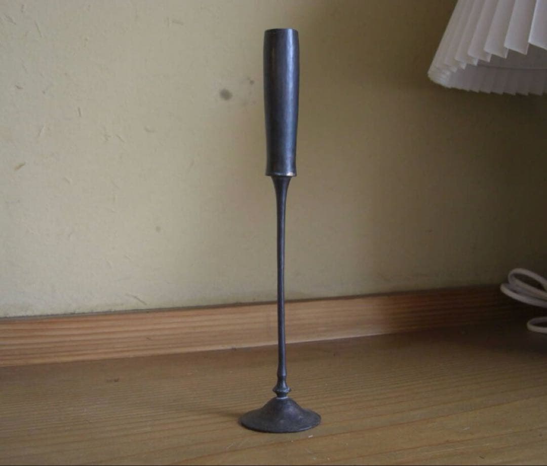 杉島大樹さんの鉄製花器「芯のある人」