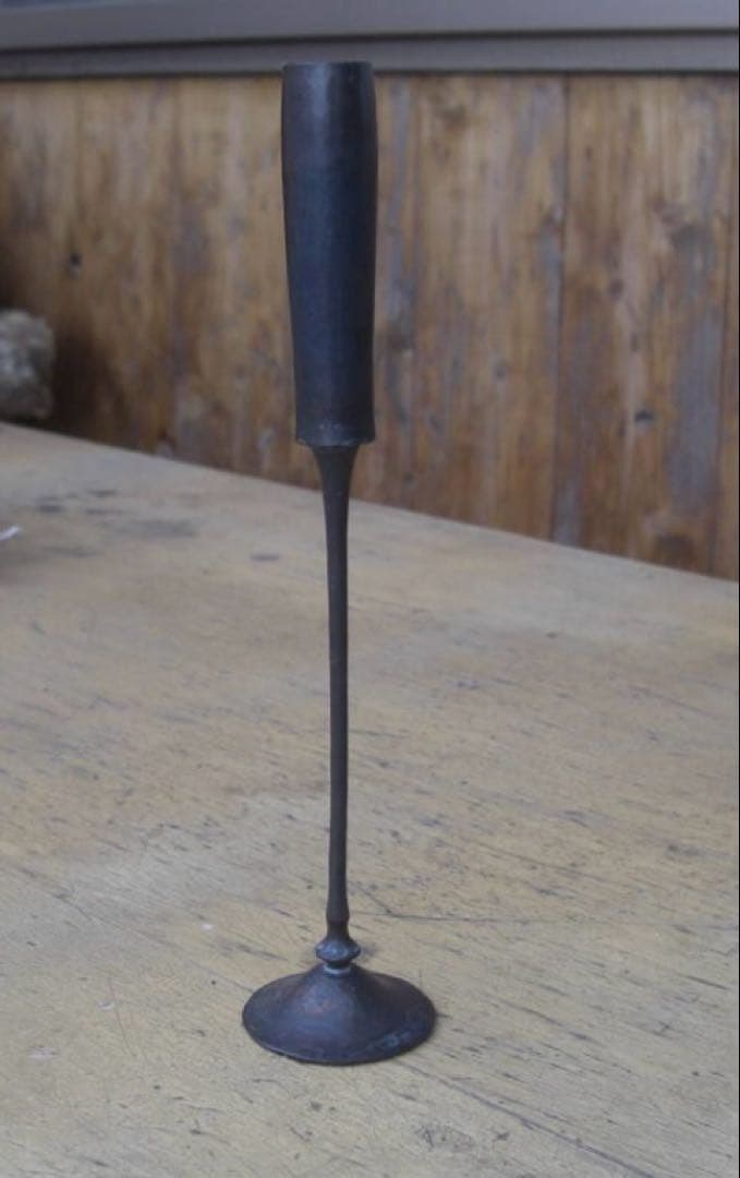 杉島大樹さんの鉄製花器「芯のある人」