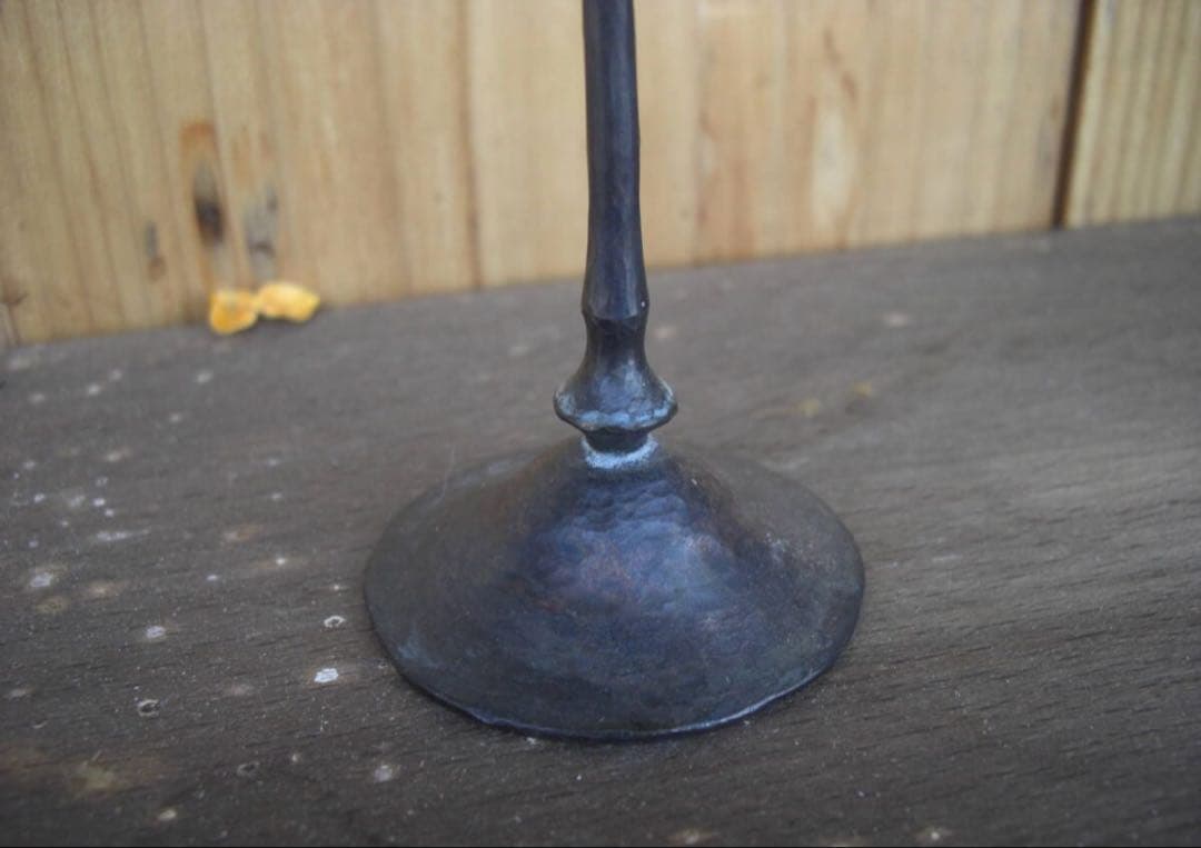 杉島大樹さんの鉄製花器「芯のある人」