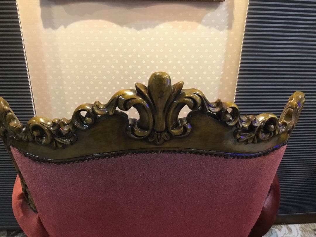 バロックスタイル 赤いアームチェア