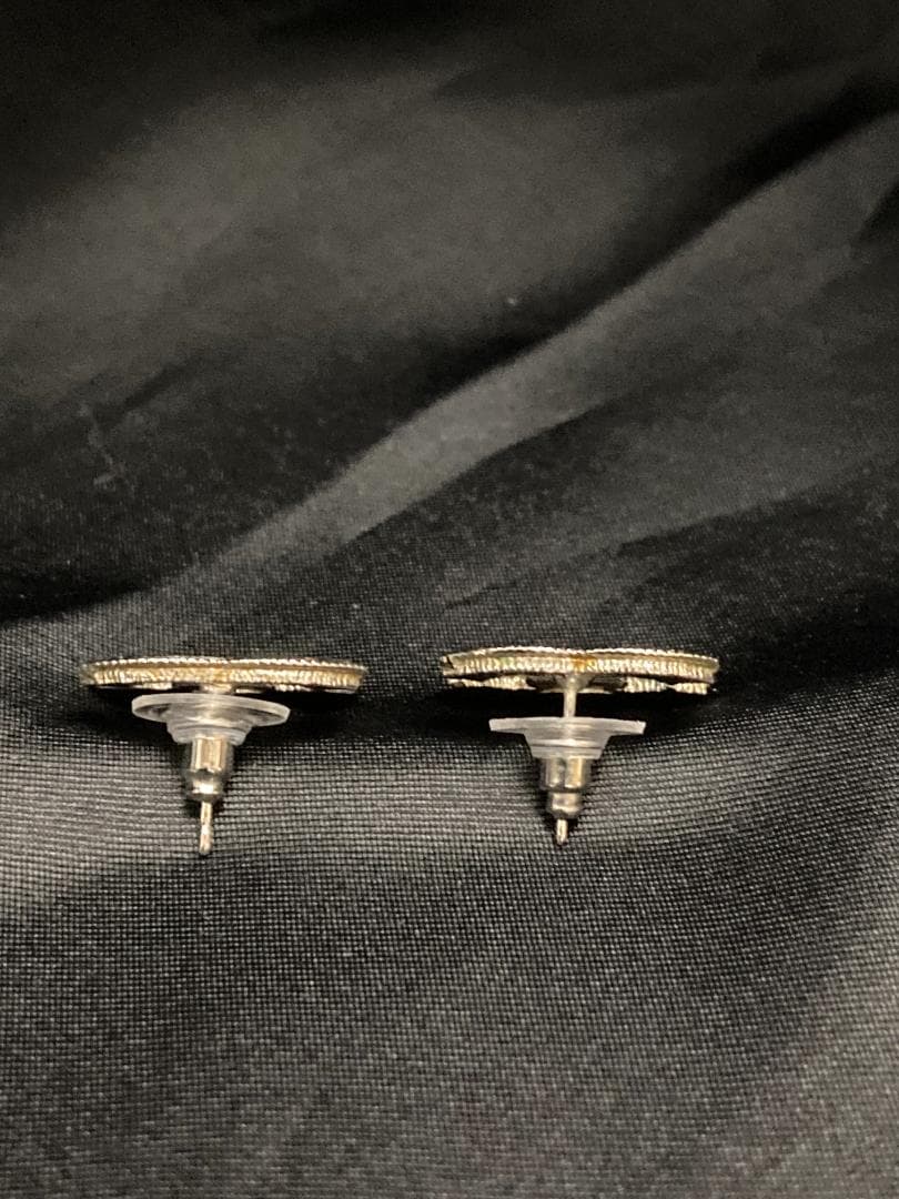 シャネル ココマークピアス B13 ブラック シルバー エナメル