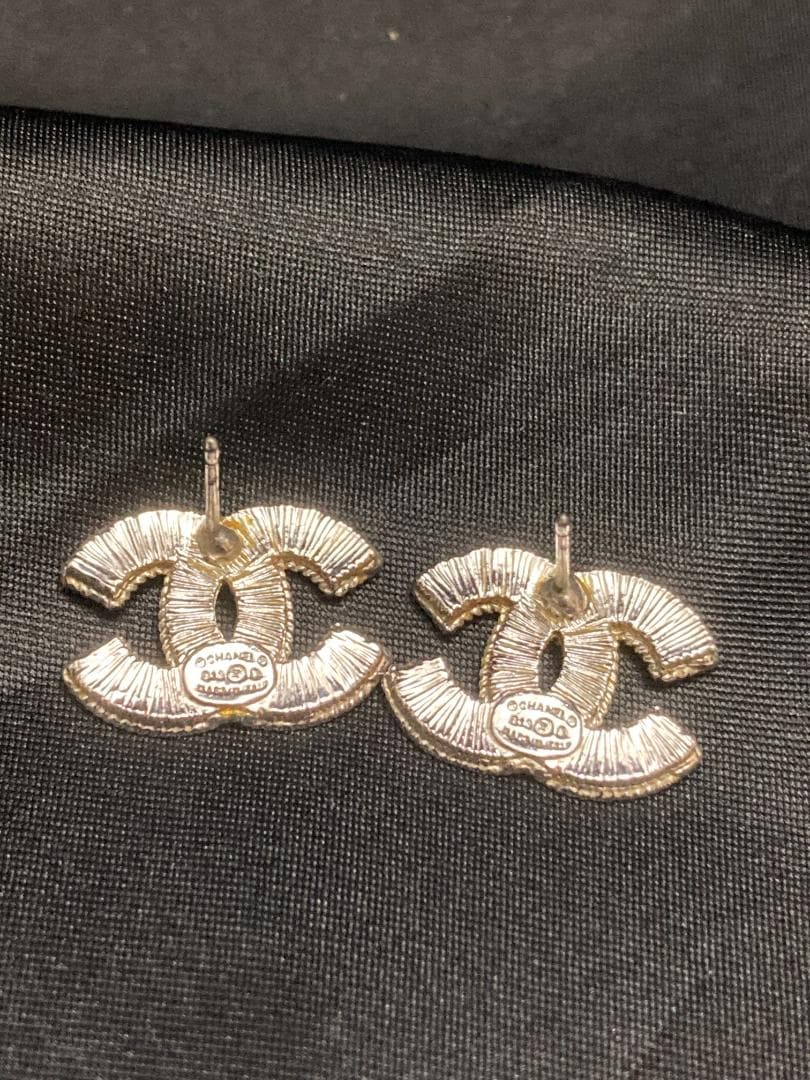 シャネル ココマークピアス B13 ブラック シルバー エナメル