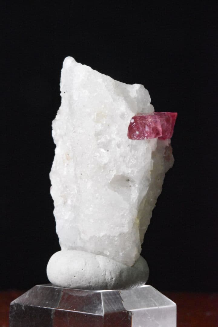 ミャンマーモゴック産 白い母岩上のピンクスピネル