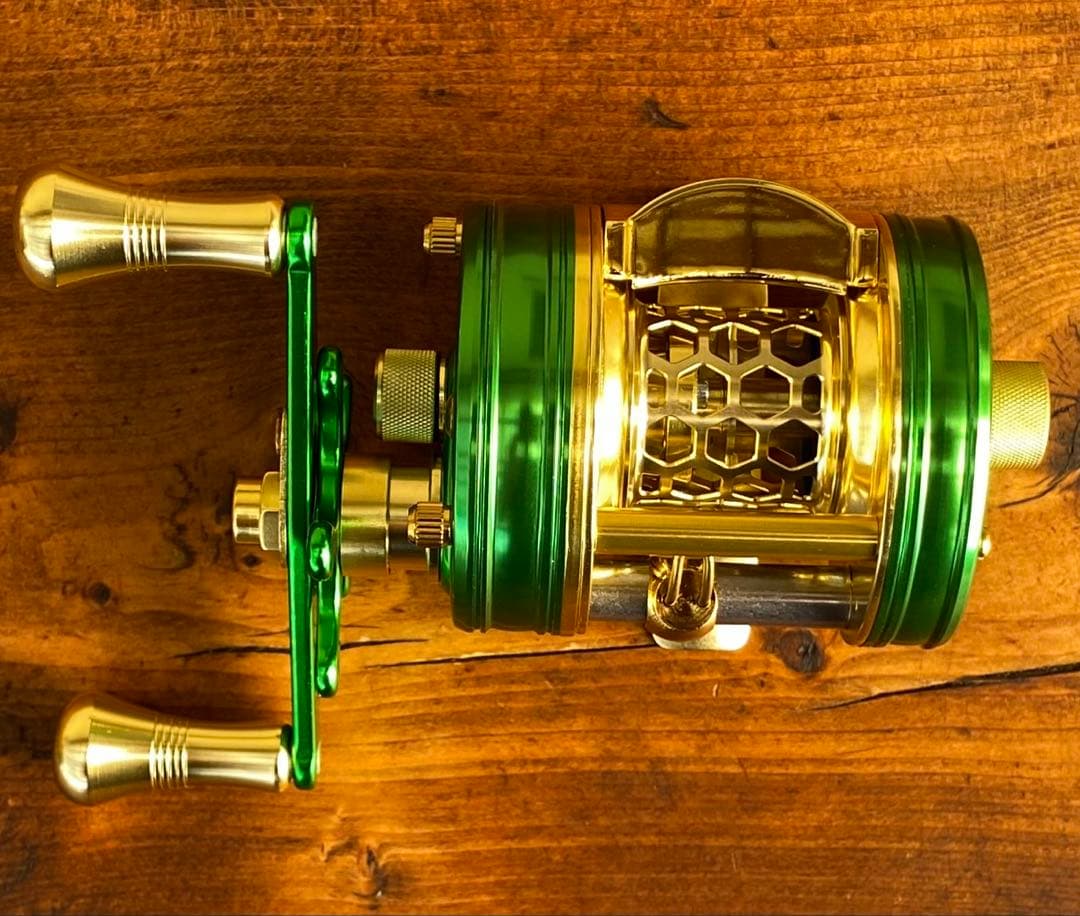 新品未使用　トラウト　ベイトリール　丸型　リール　グリーン×ゴールド　渓流釣り