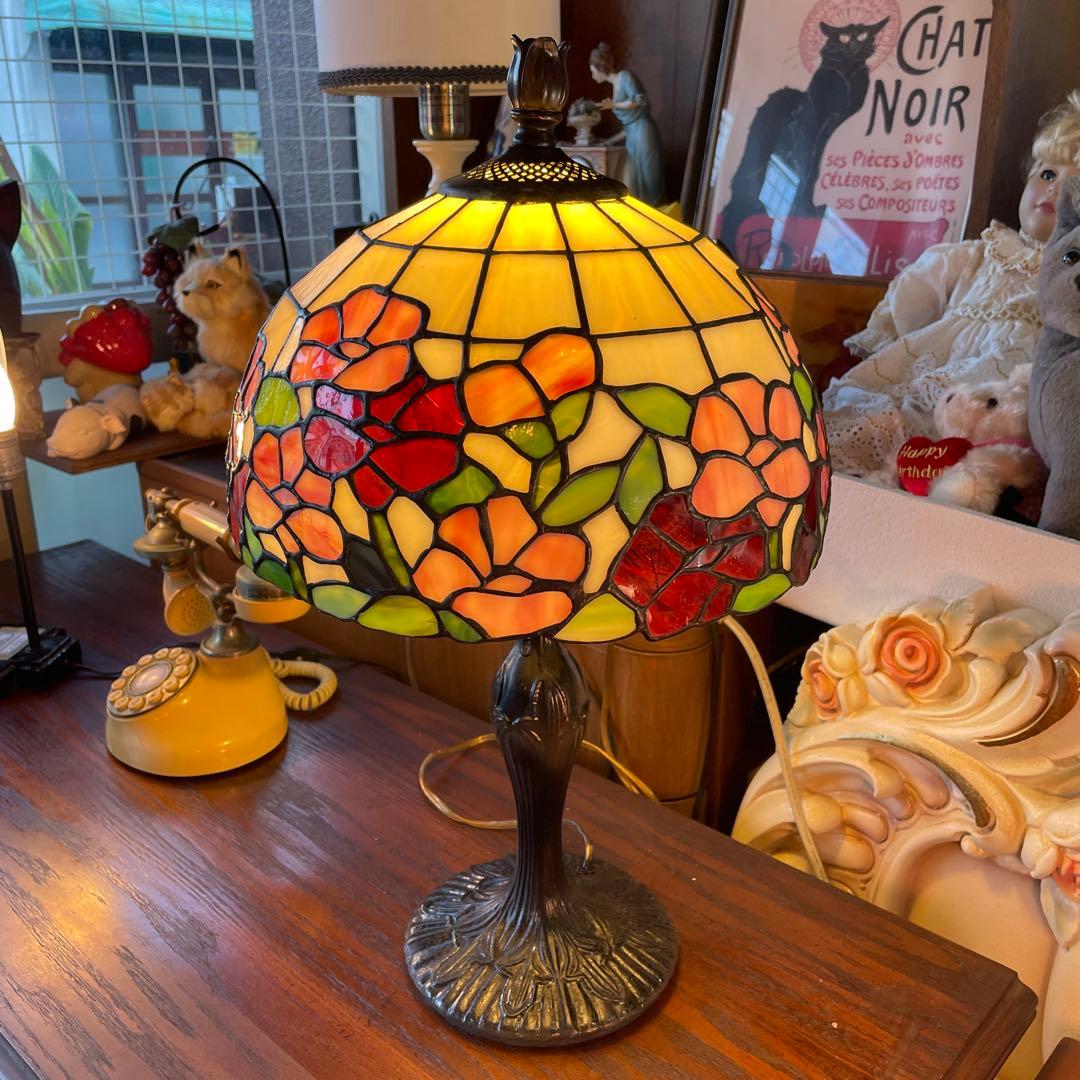 花柄ステンドグラスのランプ