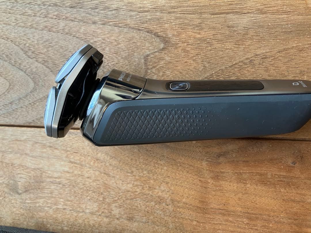 PHILIPS電気シェーバー 充電器付き