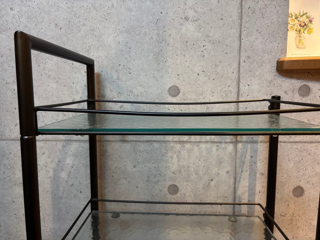 ガラスとスチールの3段ラック