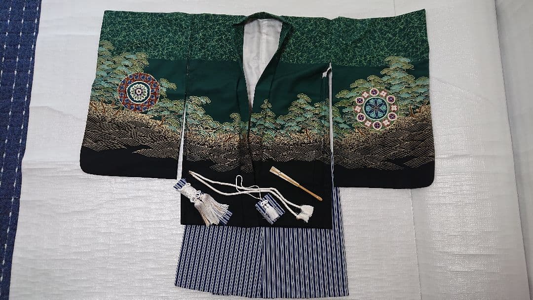 七五三 伝統的な緑色の着物