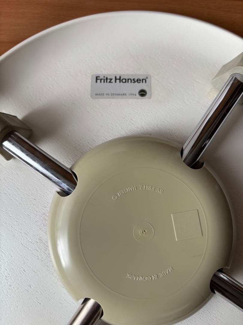 Fritz Hansen社製のドットスツールです。