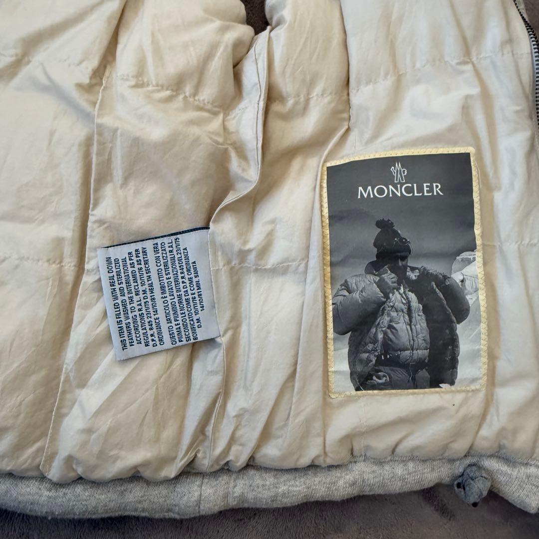 moncler マグリア ダウンベスト maglia 霜 グレー ロゴ ワッペン
