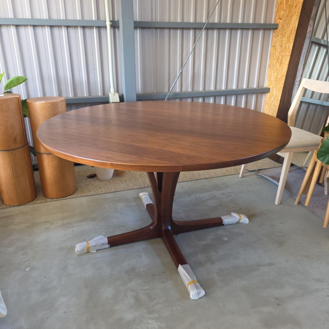 カリモク円形　木製　ダイニングテーブル