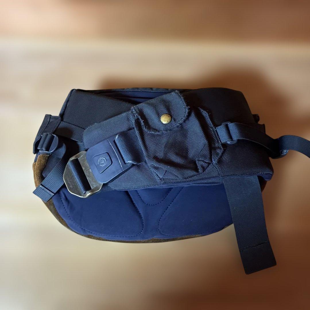 visvim ボディバッグ・ウエストポーチ ネイビー×ブラウンのスエード