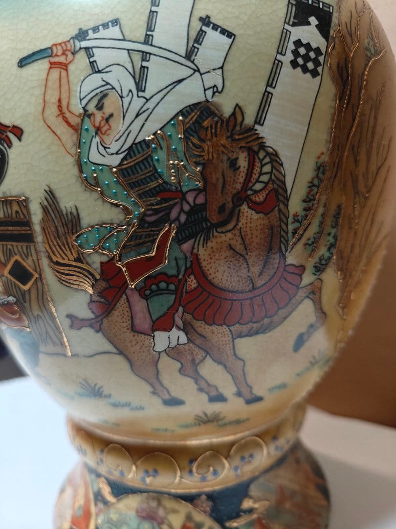 日本の伝統的な絵柄が施された陶器の花瓶非常にまれ