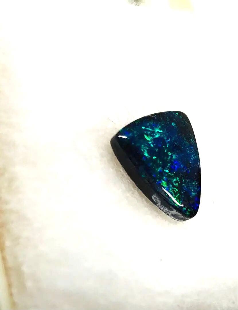 オパール 三角形 青緑の遊色効果あり　未使用品　箱付き