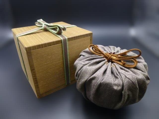 楽吉衛衛門　六代　左入　赤茶碗／銘「泰山」／裏千家十四代　淡々斎極め箱／仕覆