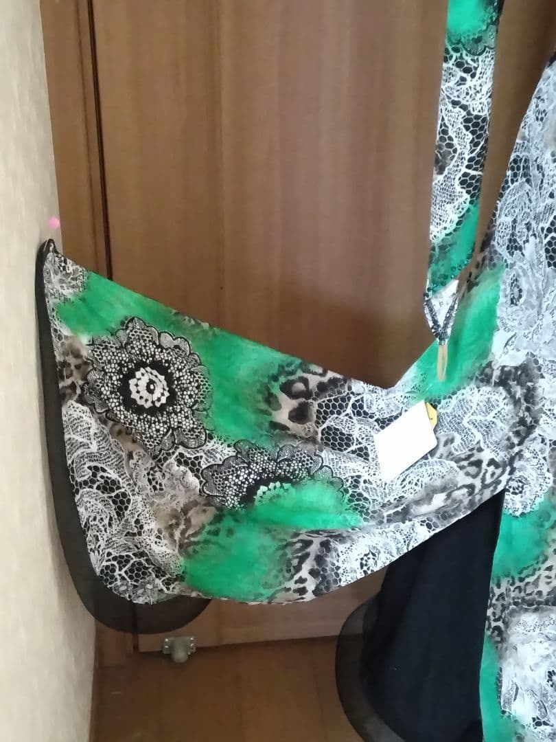 社交ダンス用ドレス 緑と黒のレオパード柄、グリーンのラインストーンが素敵なドレス