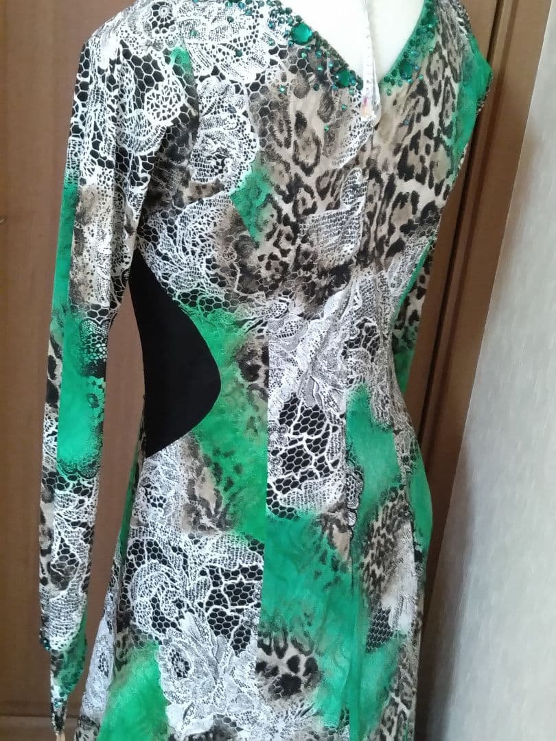 社交ダンス用ドレス 緑と黒のレオパード柄、グリーンのラインストーンが素敵なドレス