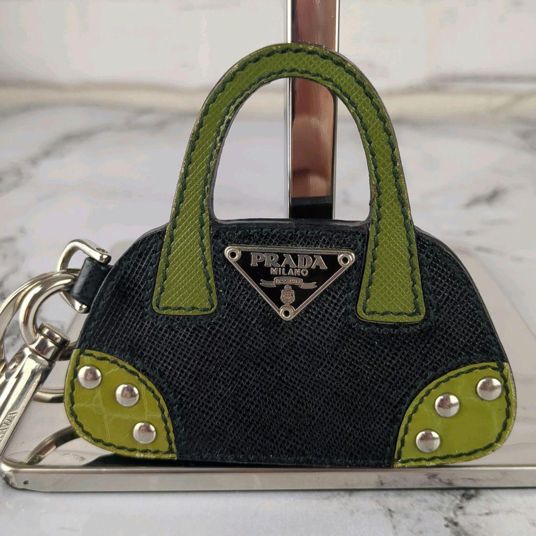 【美品】プラダ☆三角ロゴ　サフィアーノ　バッグ　チャーム　キーホルダ　かわいい