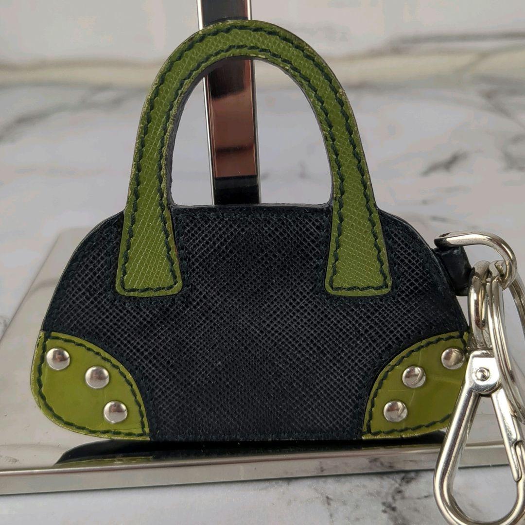 【美品】プラダ☆三角ロゴ　サフィアーノ　バッグ　チャーム　キーホルダ　かわいい