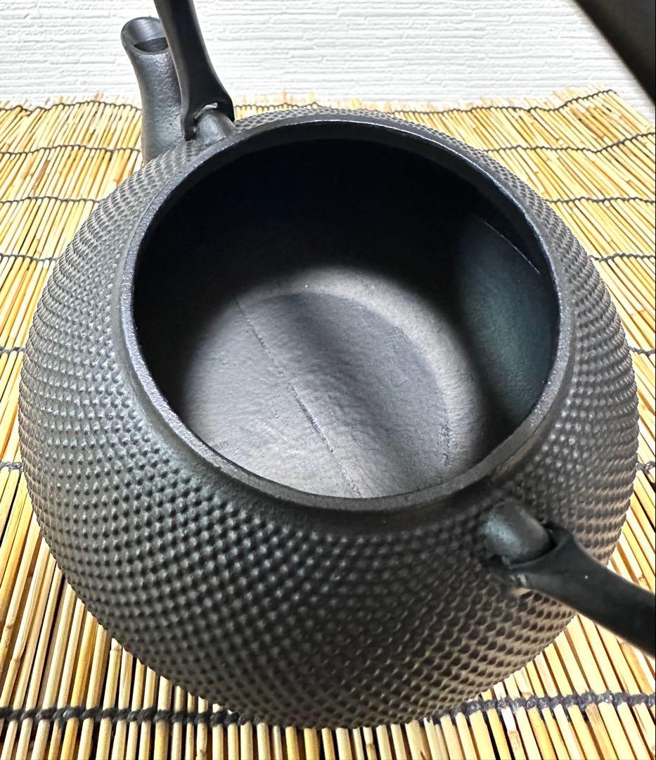 未使用、付属品付き　南部岩鋳造　１０型アラレ　南部鉄瓶　南部鉄器　鉄瓶