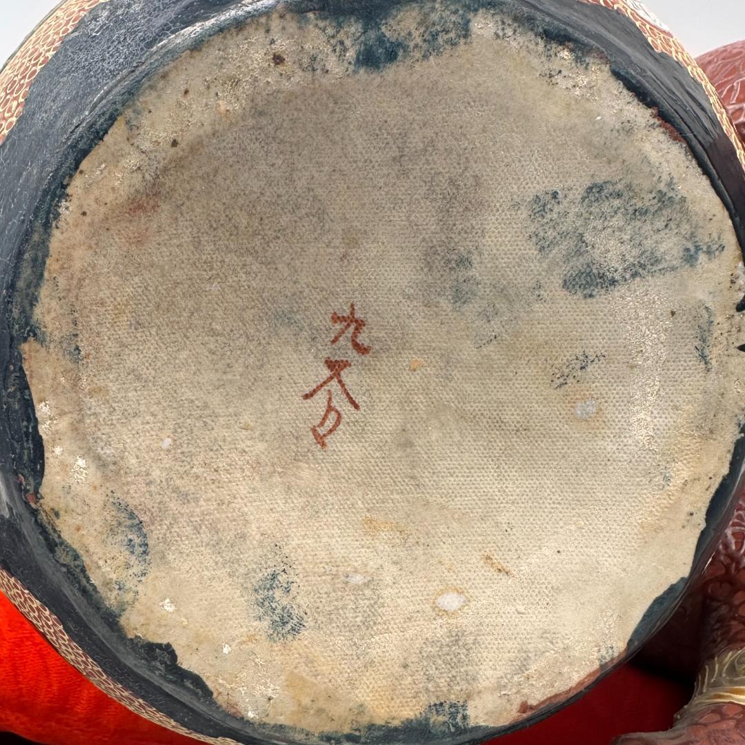 T 九谷焼　玉獅子　花台付き　座布団付き　床の間飾り　金彩　盛絵　色絵　赤獅子