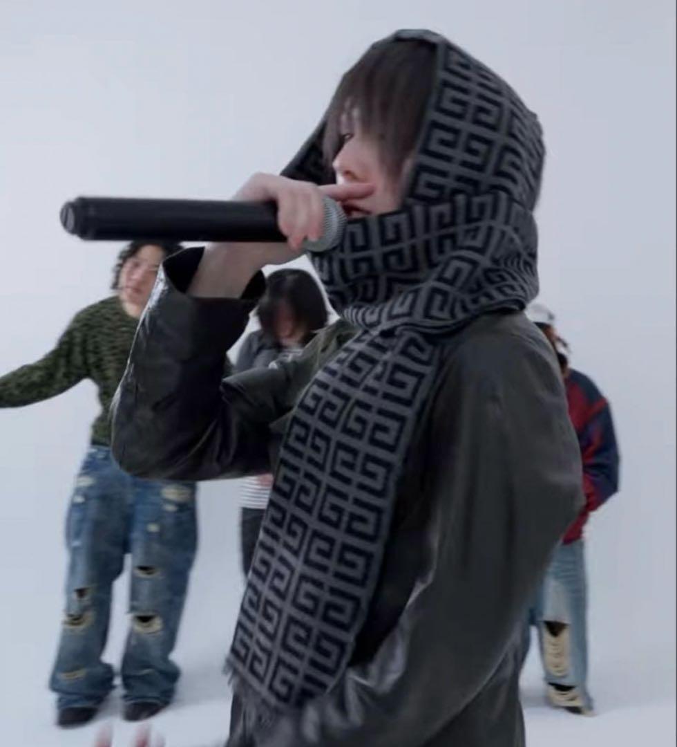 GIVENCHY マフラー ストール 4G ロゴ 黒 グレー yvnlazy着用