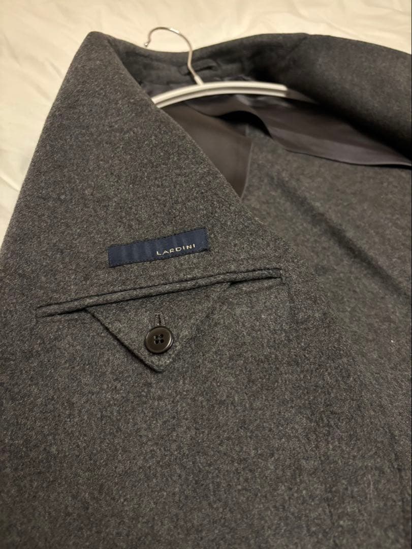 ラルディーニ（LARDINI）コート 花のブローチ付き