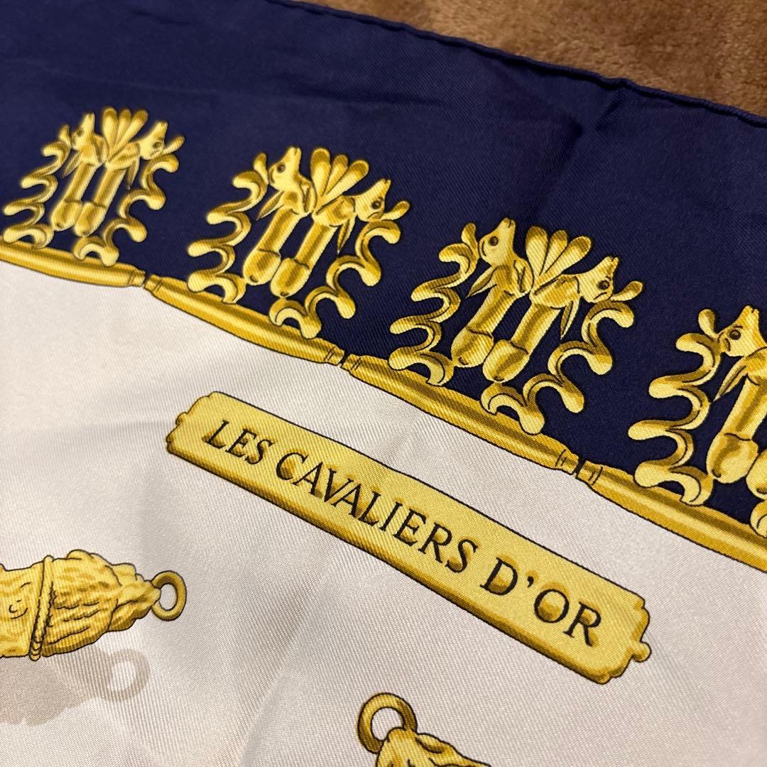 【美品】HERMÈS LES CAVALIERS D'OR シルクスカーフ