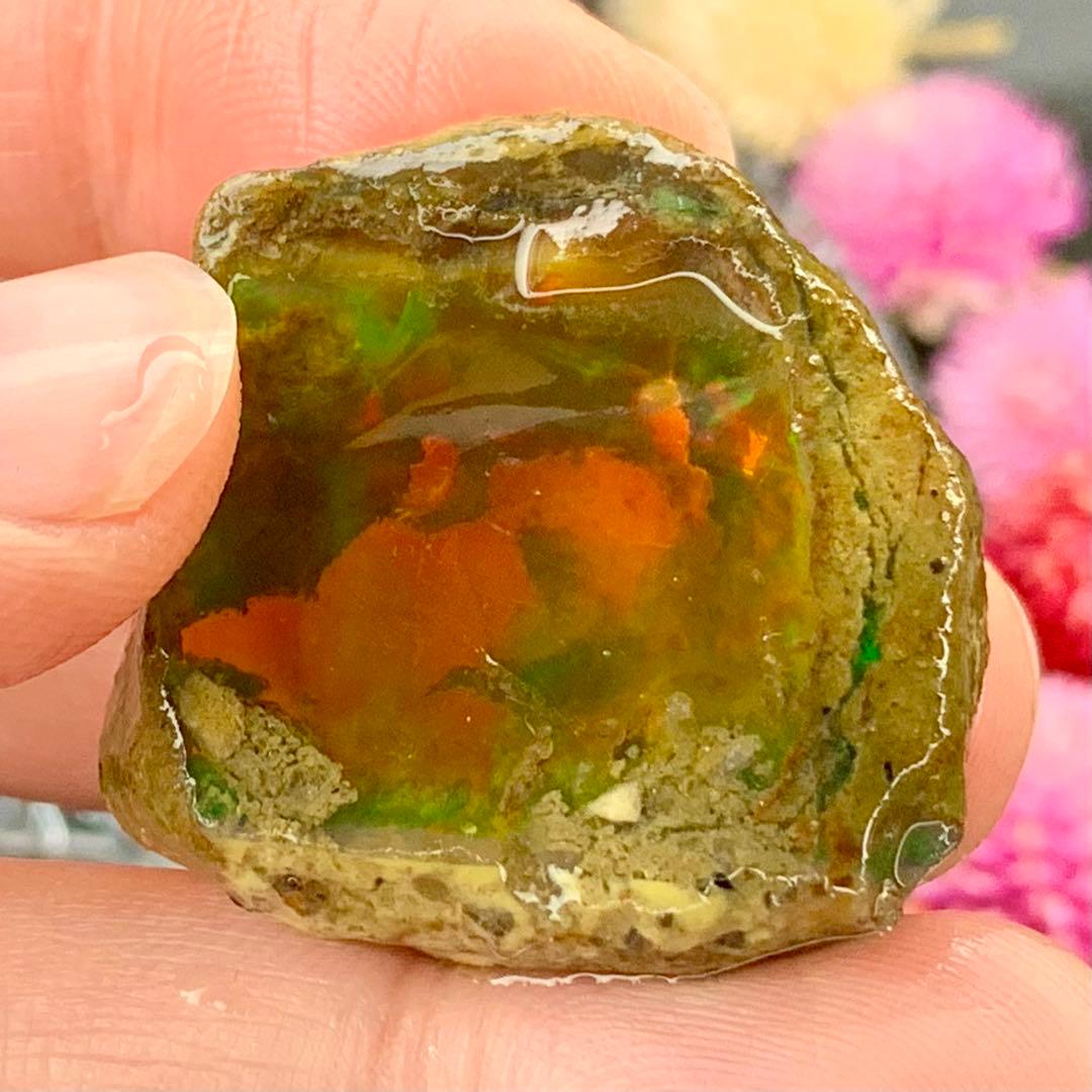 オパール原石66ct形も遊色もいい感じ！ハイクラス美遊色