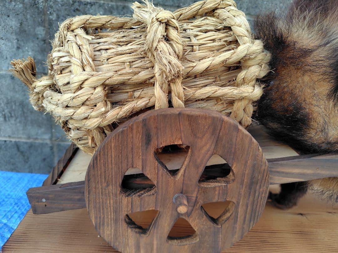 タヌキの剥製 置物 台車付き（俵）