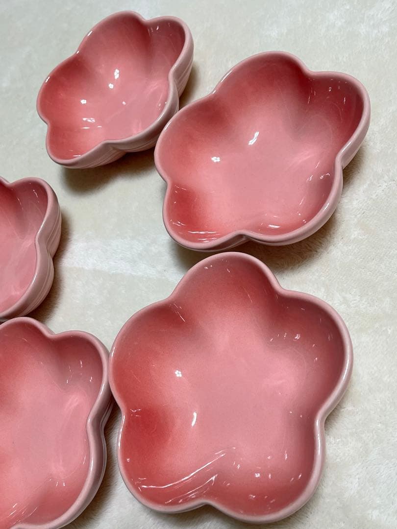 ほぼ新品未使用　ル・クルーゼ　フラワーボウル　ローズクォーツ？　５枚セット　（2