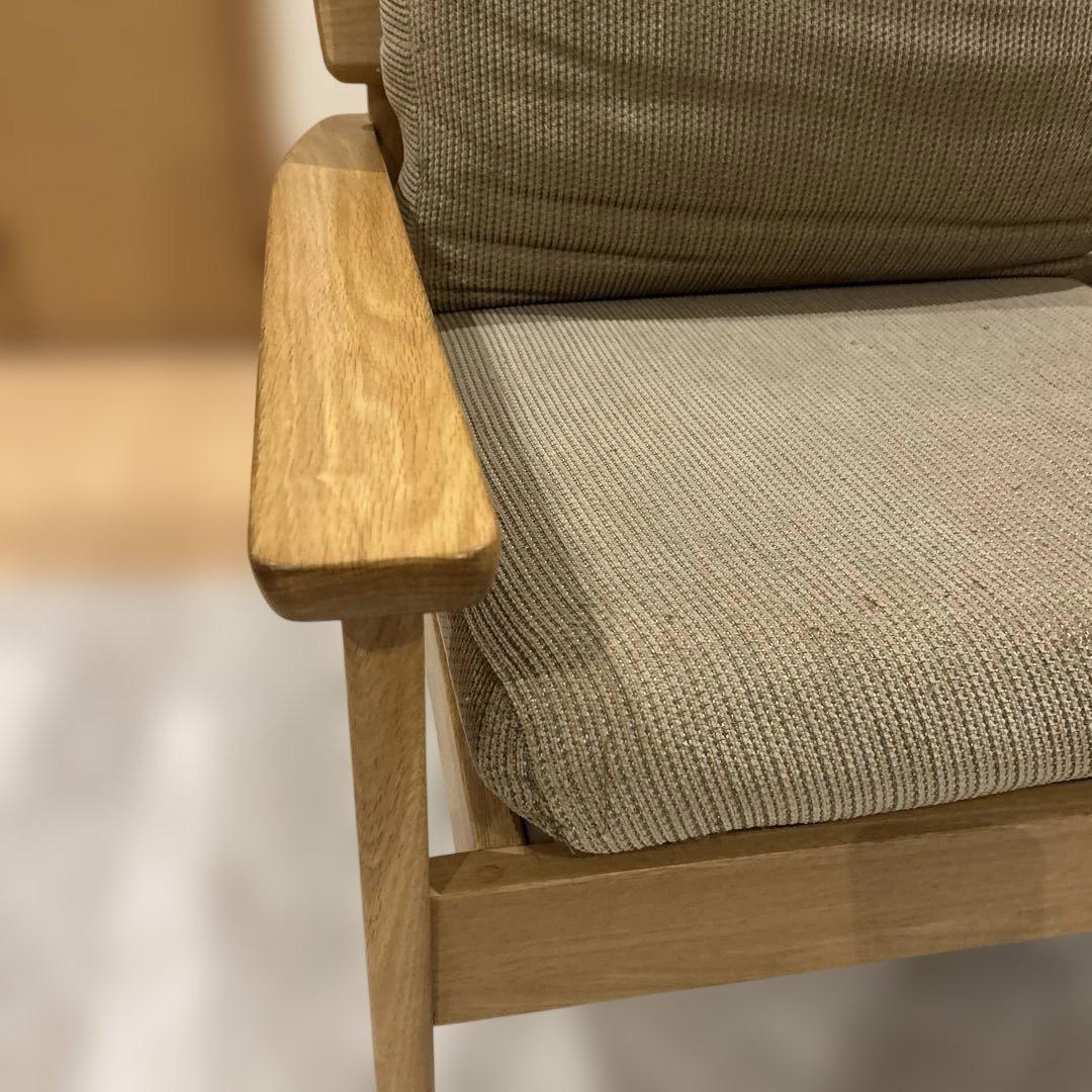 ベージュの木製フレームソファ送料込み