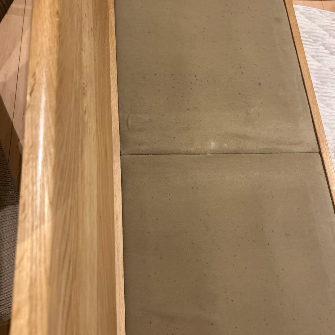 ベージュの木製フレームソファ送料込み