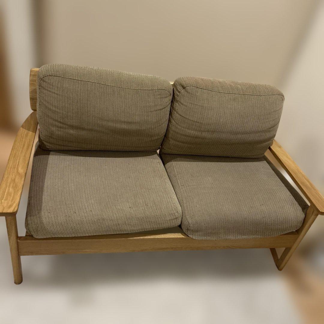 ベージュの木製フレームソファ送料込み