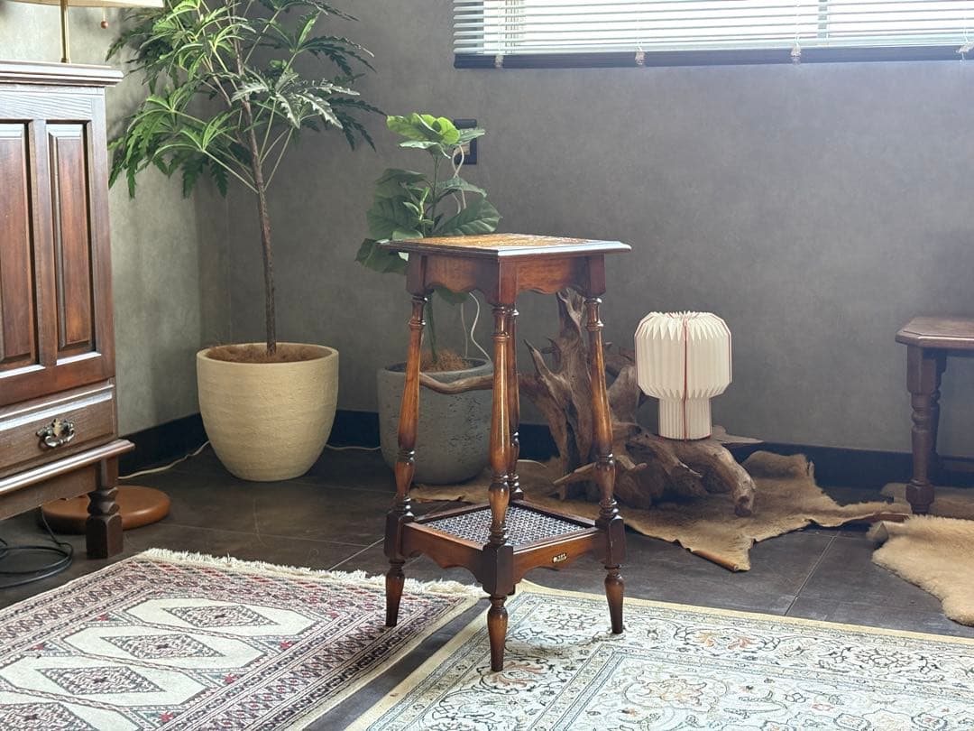 カリモク　サイドテーブル　アンティーク調　ディスプレイ家具　レトロ　IZ