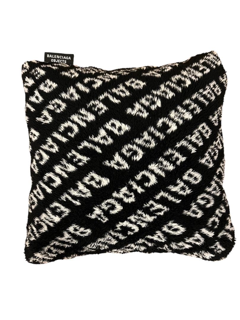 バレンシアガ BALENCIAGA ロゴクッション