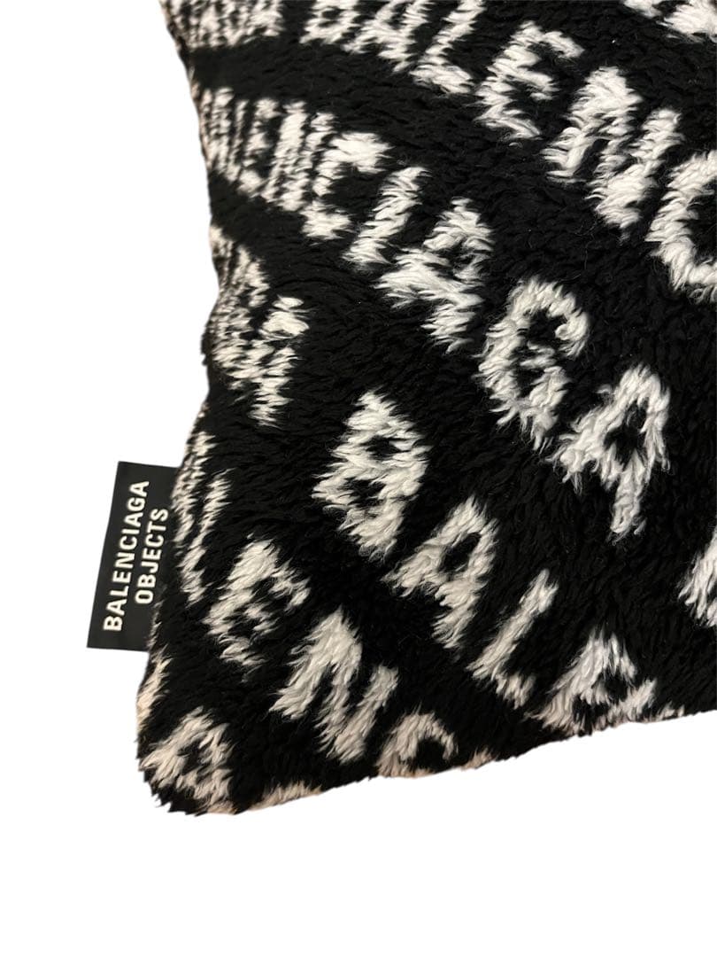 バレンシアガ BALENCIAGA ロゴクッション