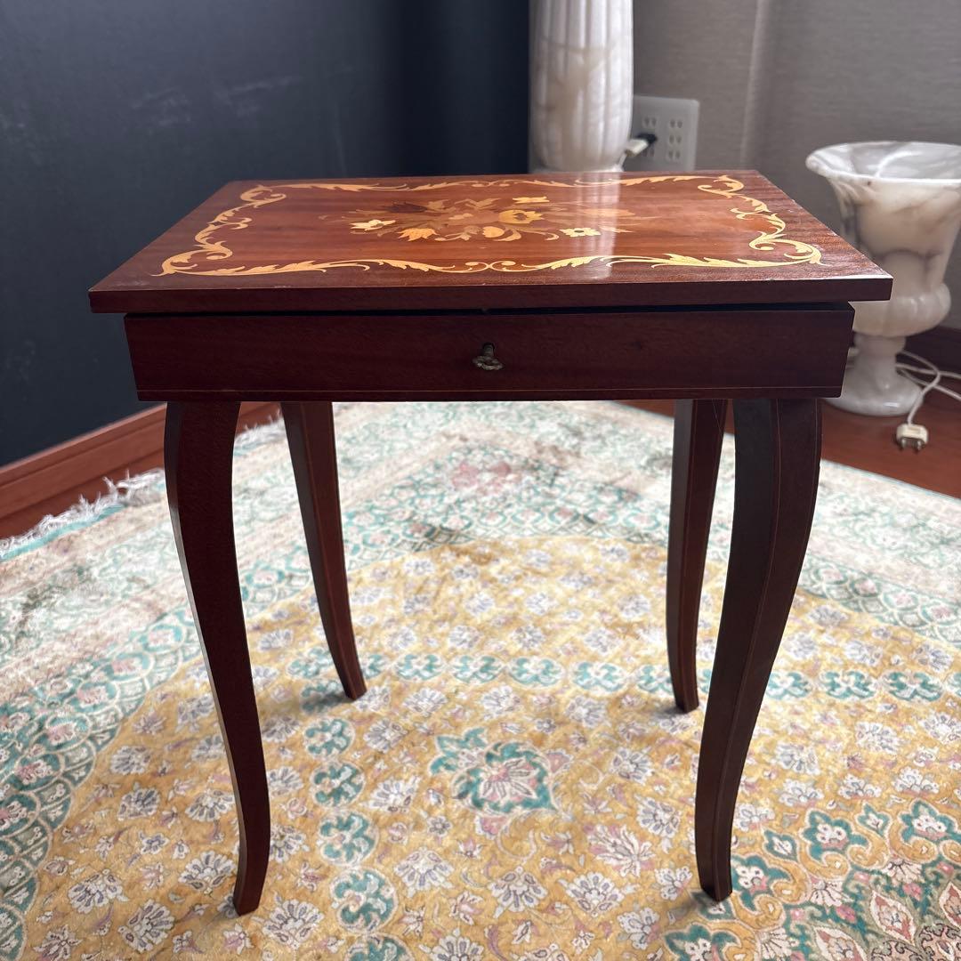 Pauline Ralph　 木製花柄インレイテーブル