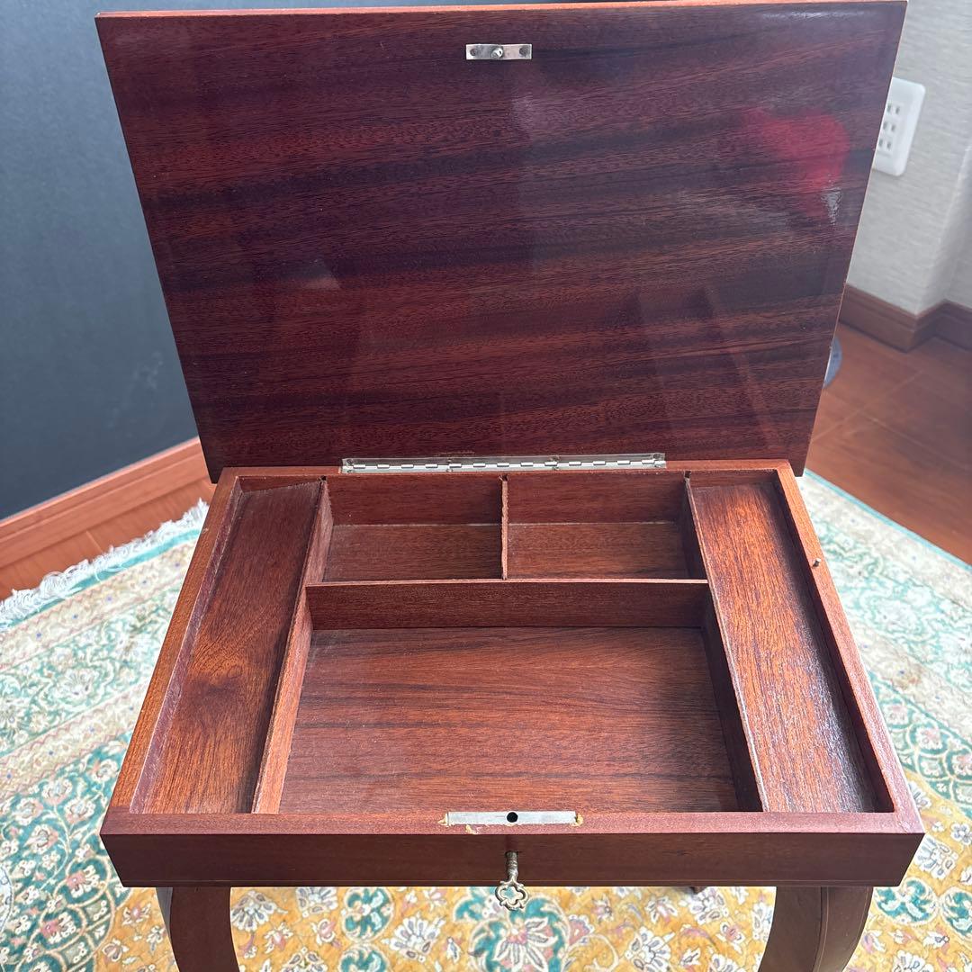 Pauline Ralph　 木製花柄インレイテーブル