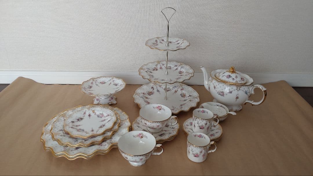 ロイヤルクラウンダービーのアントワネットシリーズ食器